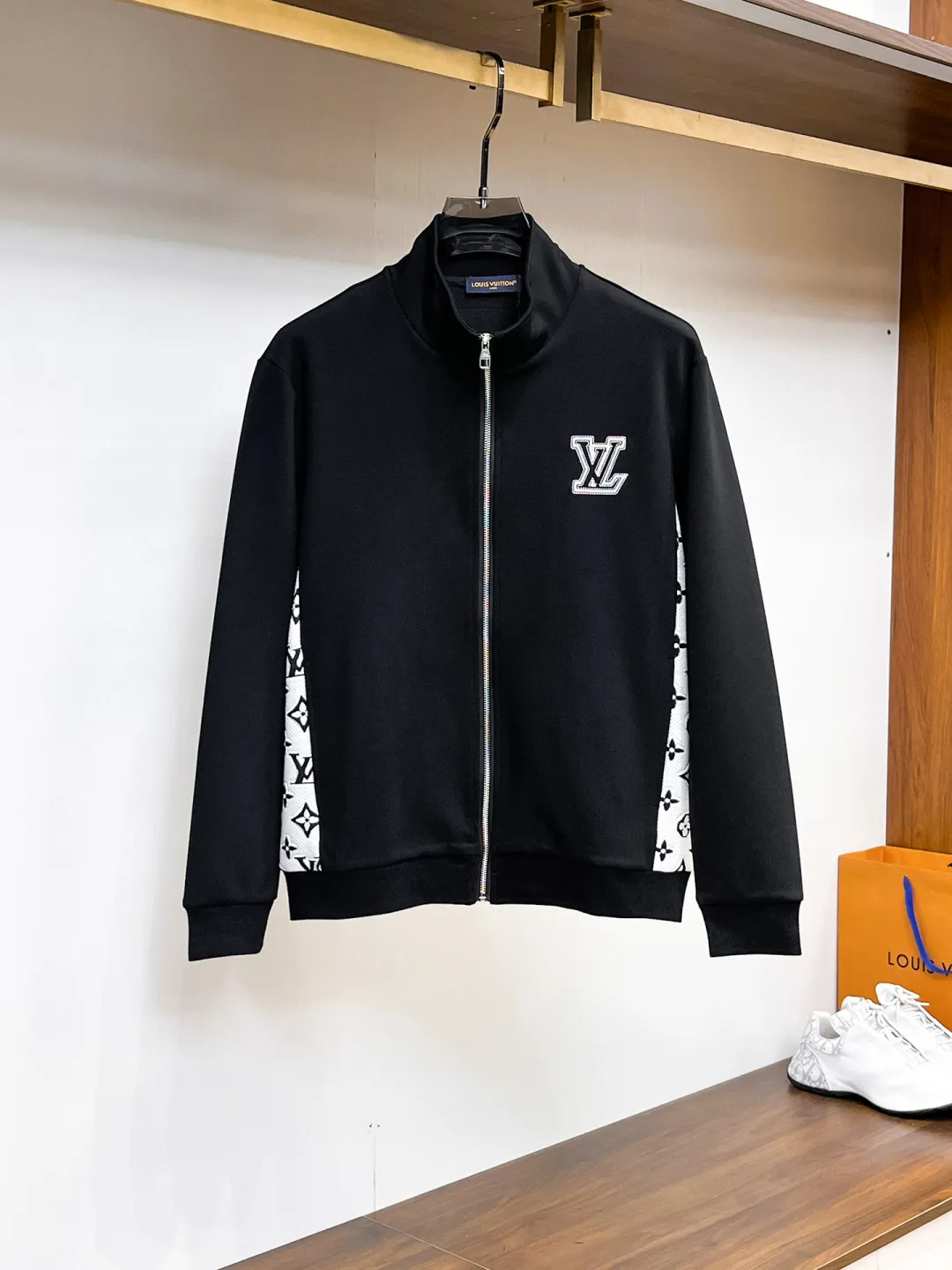 🅿️720 LV 2025 autumn and winter new counter casual suit, breathable, comfortable and casual! Full of high-end feel! The details are exquisite and high-end, and the workmanship is impeccable! The original high-end fabric is very high-end! The fabric is crisp, anti-wrinkle and wear-resistant, warm, neat and stylish. Everyone must buy a set this autumn and winter. They must look cool and handsome when wearing it. We specially recommend the size M-3XLC30
